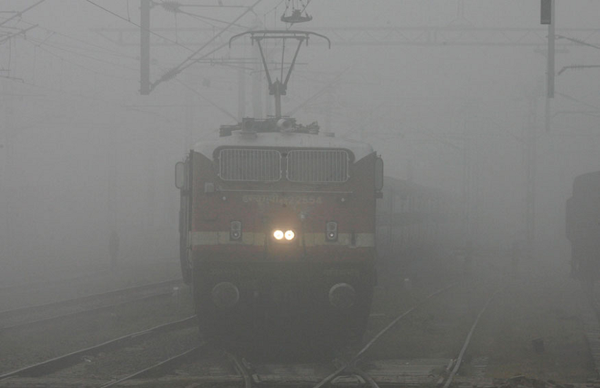 कोहरे के कारण दिल्ली आने वाली 29 ट्रेन लेट