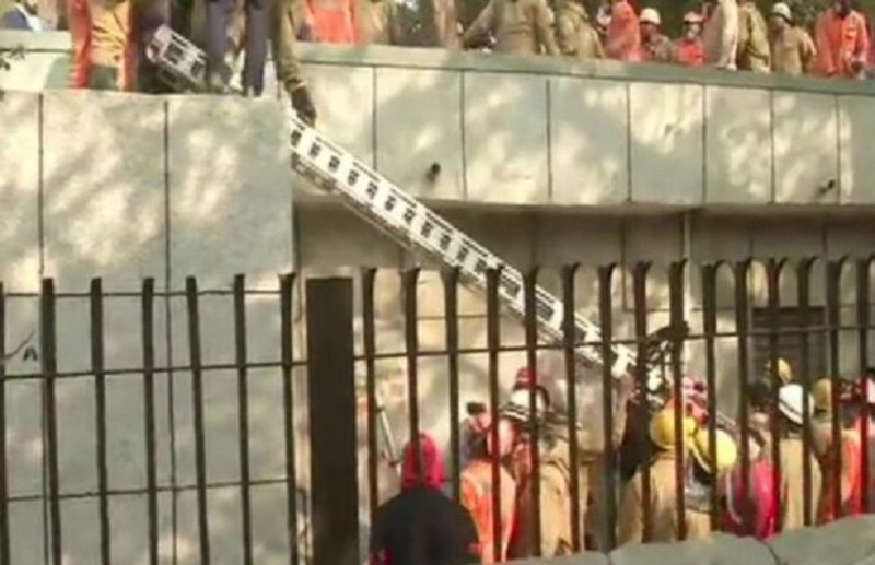 दिल्ली पीरागढ़ी आग हादसा: एक दमकल कर्मचारी की मौत समेत 18 लोग जख्मी