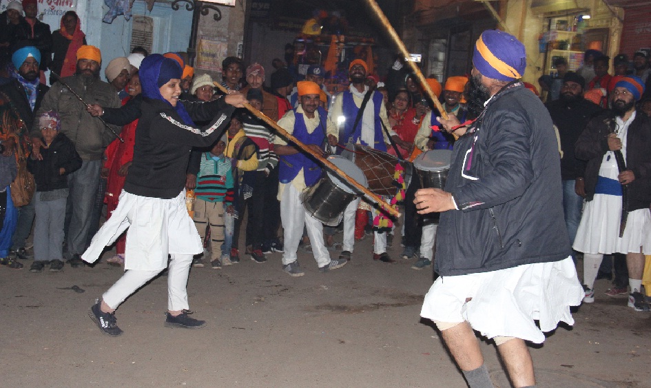 गुरुगोविंद सिंह के 353वें प्रकाश उत्सव पर निकाला नगर कीर्तन