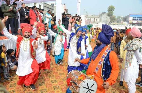 चित्तौडग़ढ़ फोर्ट फेस्टिवल में निकली शोभायात्रा में पंजाब का पारम्परिक भंगड़ा नृत्य करते युवक।