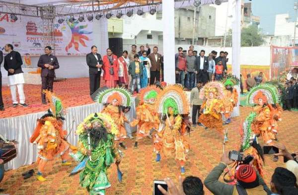 चित्तौडग़ढ़ फोर्ट फेस्टिवल में निकली शोभायात्रा में असम का पारंपरिक नृत्य बिहू प्रस्तुत करते कलाकार।