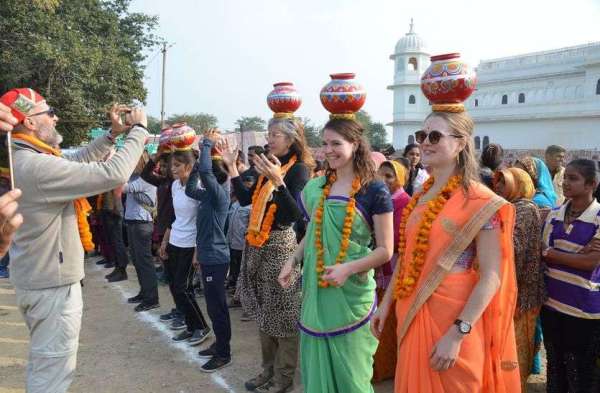 चित्तौडग़ढ़ फोर्ट फेस्टिवल के अवसर पर आयोजित प्रतियोगिता में भारतीय वेशभूषा में भाग लेते विदेशी पर्यटक।