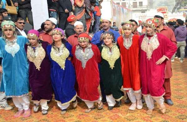 चित्तौडग़ढ़ फोर्ट फेस्टिवल में निकली शोभायात्रा में कश्मीरी वेशभूषा में शामिल युवतियां।