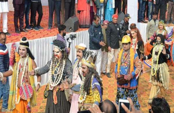 चित्तौडग़ढ़ फोर्ट फेस्टिवल में निकली शोभायात्रा में विभिन्न रूप धरे बहरूपिये आकर्षण का केन्द्र।