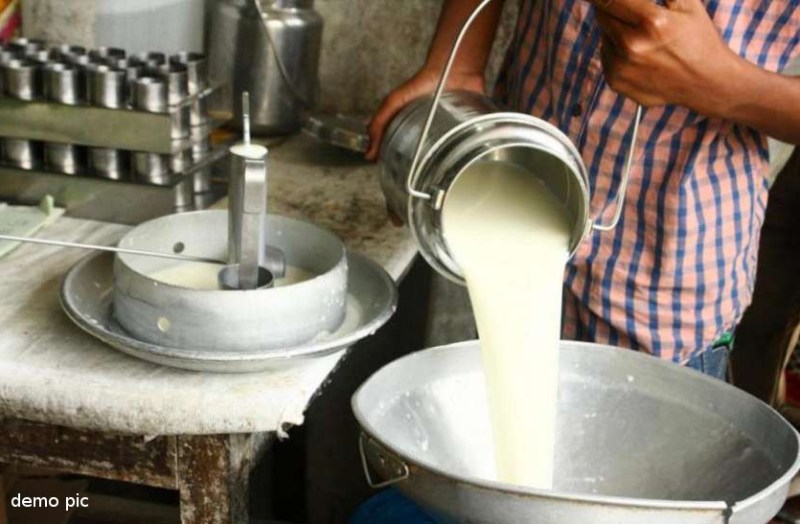 बांसवाड़ा में फेट निकालकर बेचा जा रहा दूध, खाने-पीने के सामान भी लैब टेस्ट में फेल, जानिए पूरा मामला...