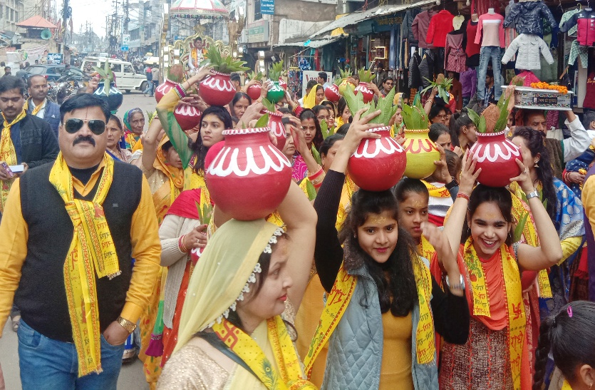 Video: भजनों से गूंजी शहर की सड़कें, जमकर झूमे श्रद्धालु, कोतवाली पुलिस लाइन में भागवत कथा के लिए धूमधाम से निकली शोभायात्रा