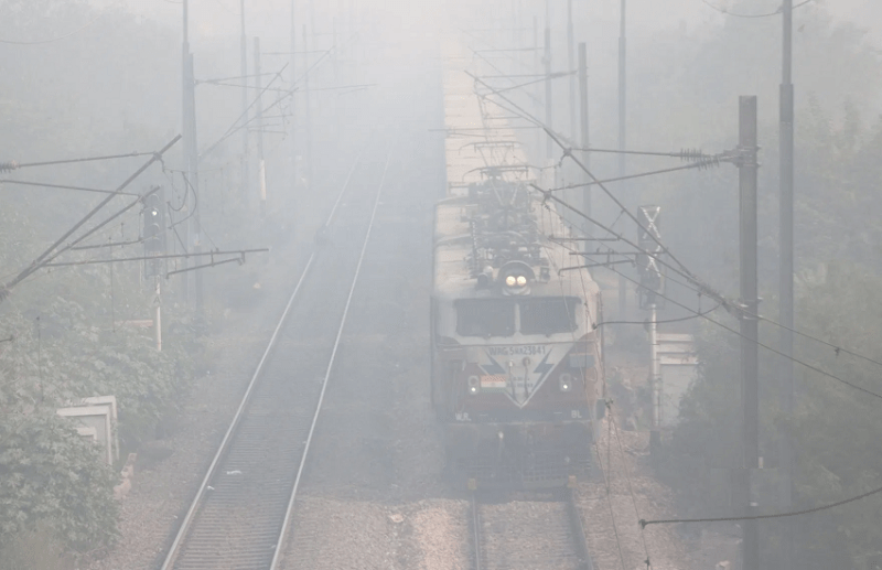 कोहरे से दिल्ली आने वाली 19 ट्रेनें लेट