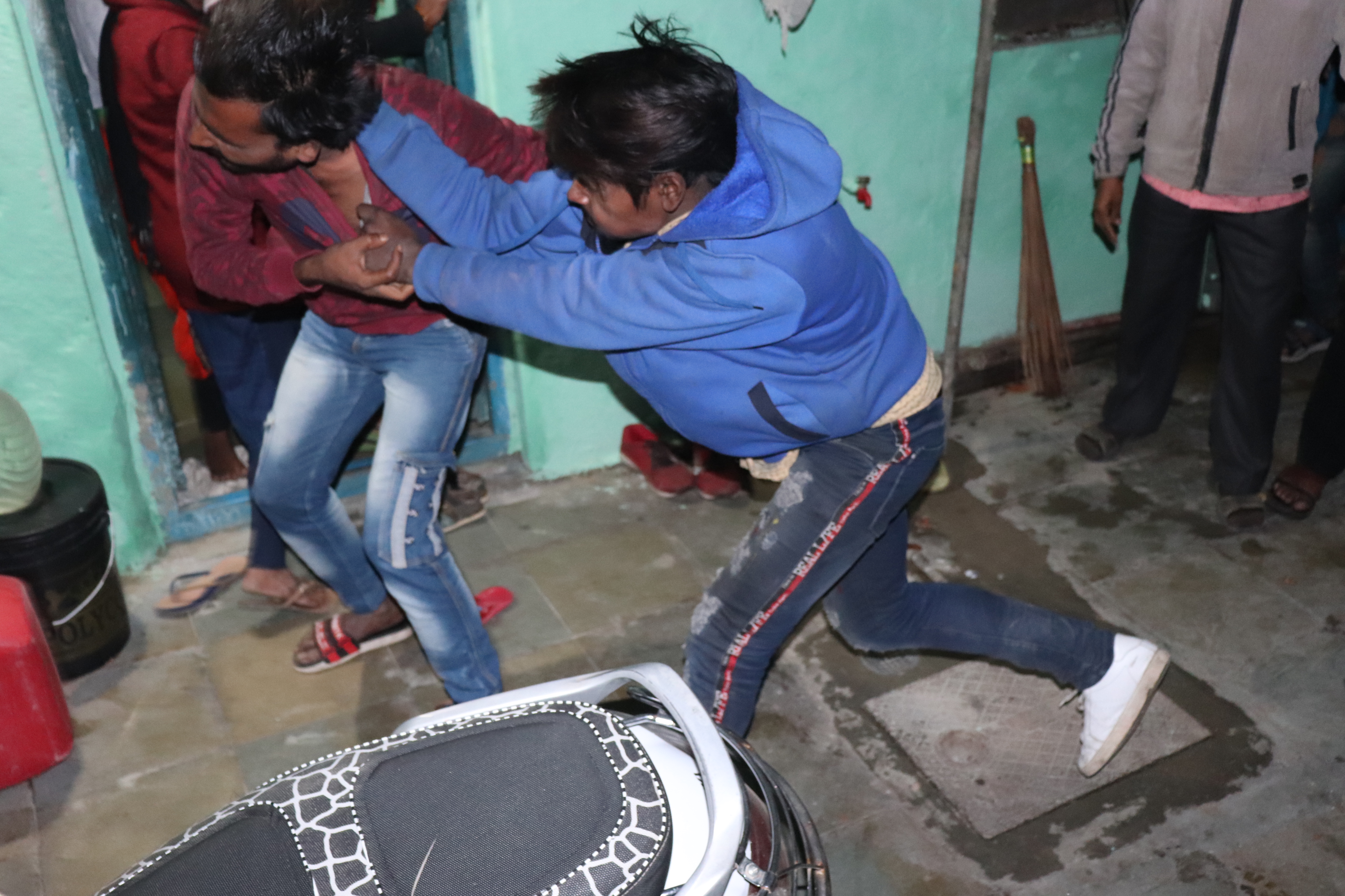 Theft Case: लोगों ने लगाई चोर की जोरदार धुनाई, कर दिया ये हाल