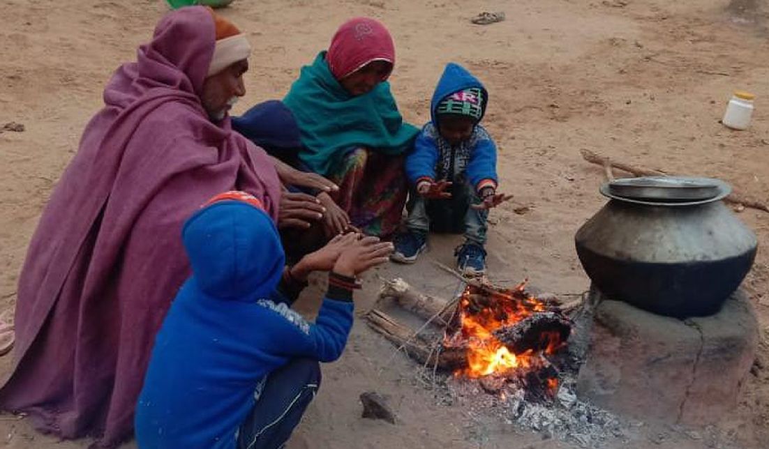 सर्दी से बचाव के लिए अलाव का सहारा-