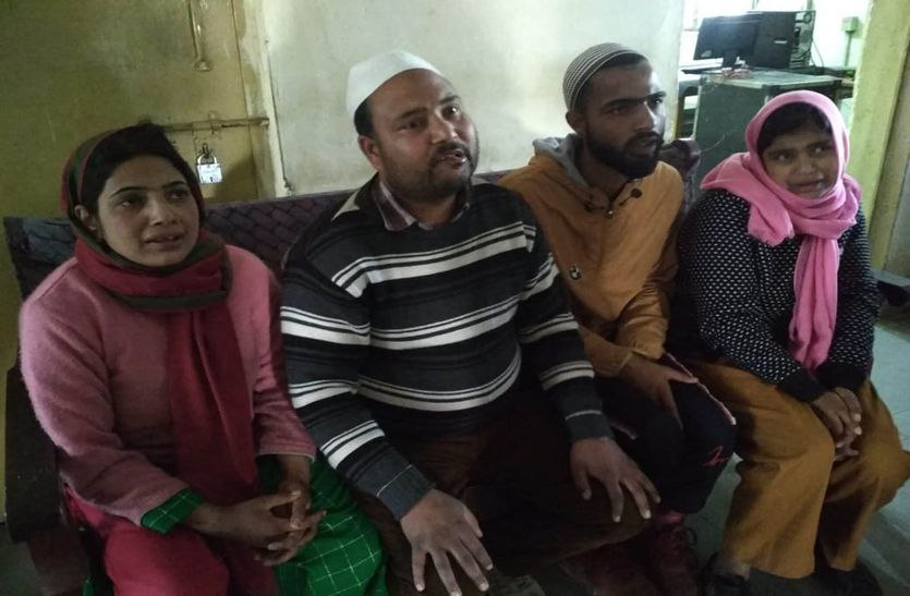 शक पर कश्मीरी परिवार को करना पड़ा पुलिस के सवालों का सामना