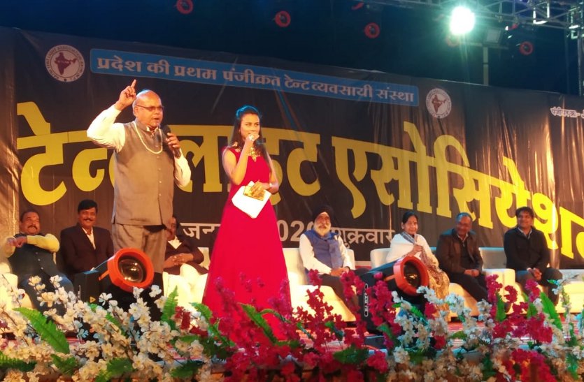 सम्मान समारोह में आयोजित कार्यक्रम पर युवाओं ने मंच में बिखेरा जलवा, सिंगिंग व डांस में दिखाया टैलेंट, देखें वीडियो