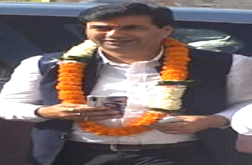 बीस साल बाद दुर्ग को मिला कांग्रेसी महापौर, निर्दलीयों और बागियों ने भी धीरज को दिया वोट
