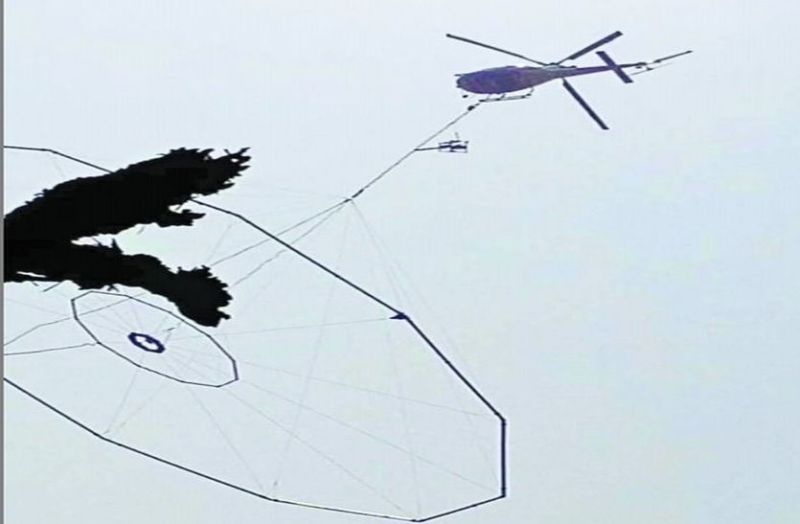 ग्रामीणों में दहशत! उनके घरों के ऊपर रहस्यनुमा तरीके से मंडरा रहा हेलिकॉटर...जानिए क्या है मामला