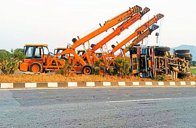 इधर असंतुलित टैंकर पलटा तो, उधर वाहन में घुसा गैस टंकियों से लदा ट्रक