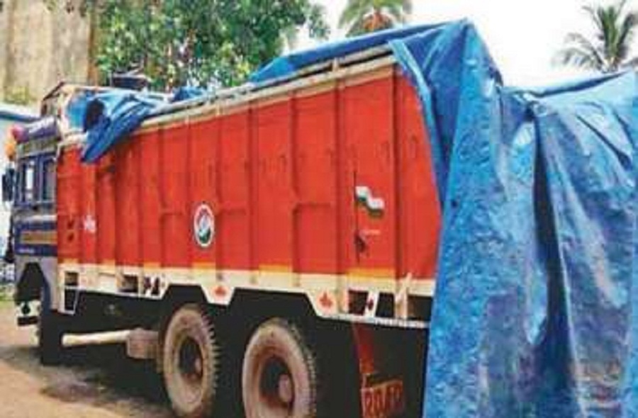 Gauvansh truck caught on Indore-Icchapur highway in khandwa