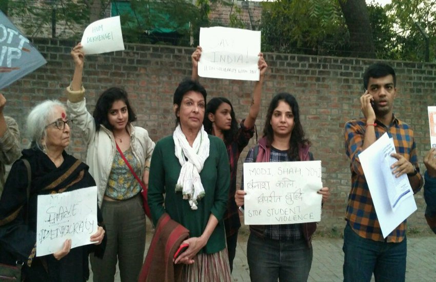 Ahmedabad News जेएनयू में हिंसा का अहमदाबाद में विरोध, मल्लिका साराभाई, विधायक जिग्नेश मेवाणी ने भी की शिरकत