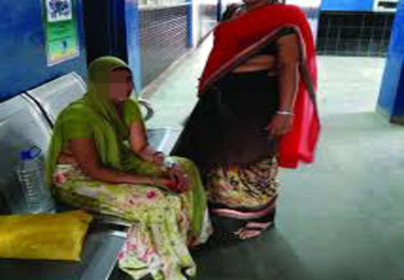 नसबंदी कराने आई महिला को ऑपरेशन रूम में लिटाकर डॉक्टर ने मुंह पर मारा मुक्का, टूट गया दांत