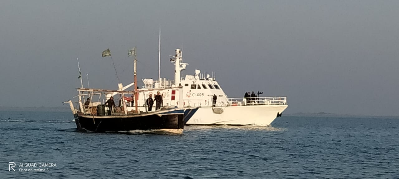 Gujarat: 175 करोड़ की Heroine के साथ Sea में Pak boat सहित 5 Pakistani को पकड़ा