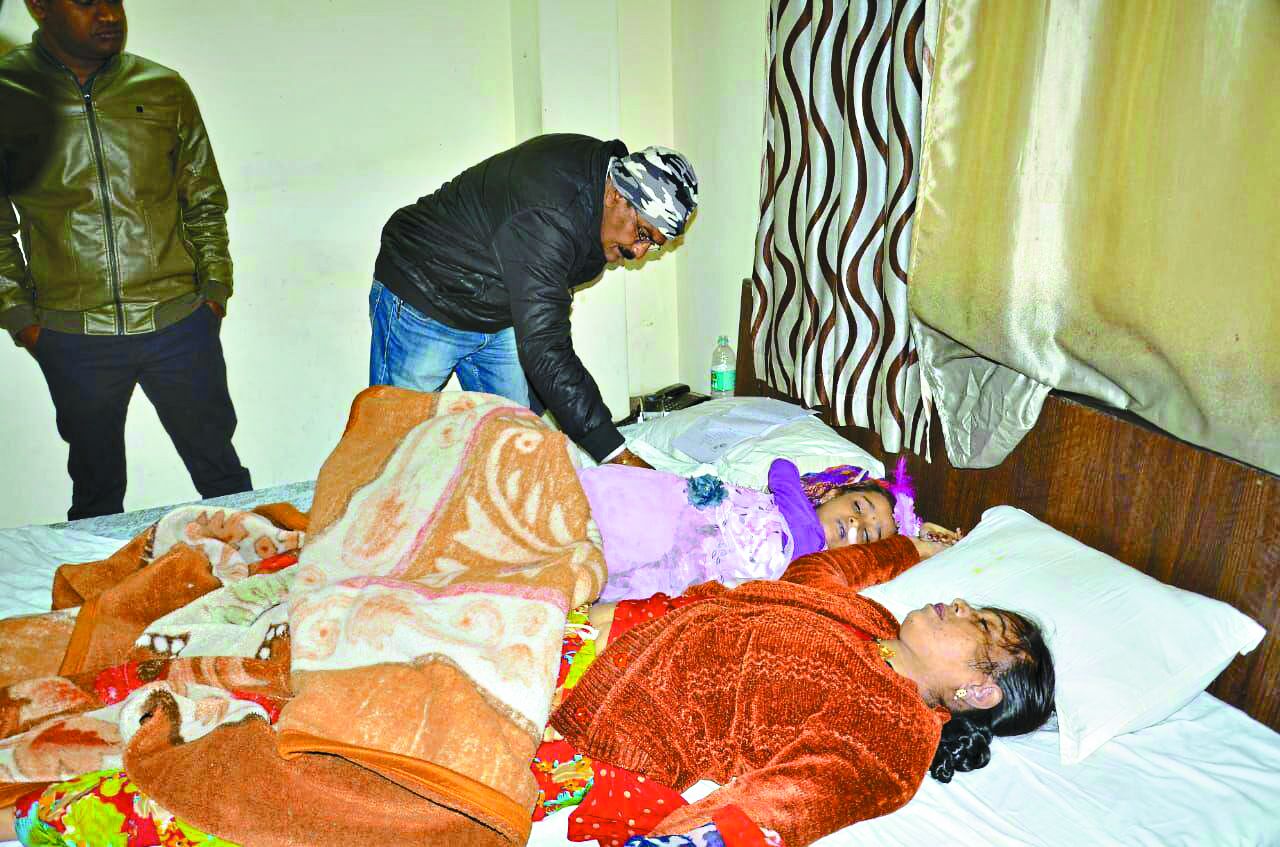 इंदौर के दपंती ने जहर खाया, पत्नी और बेटी का शव कमरे में मिला, पति गायब