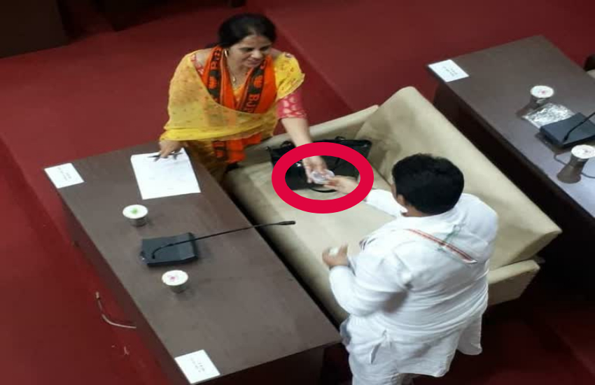 रायपुर के नवनिर्वाचित मेयर ऐजाज ढेबर ने भाजपा पार्षद मीनल को मतदान से पहले दी थी जेवर की डिब्बी, वायरल हुई तस्वीर