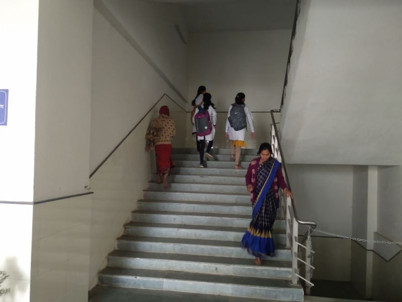 अस्पताल की लिफ्ट खराब, मरीज व परिजन हुए परेशान