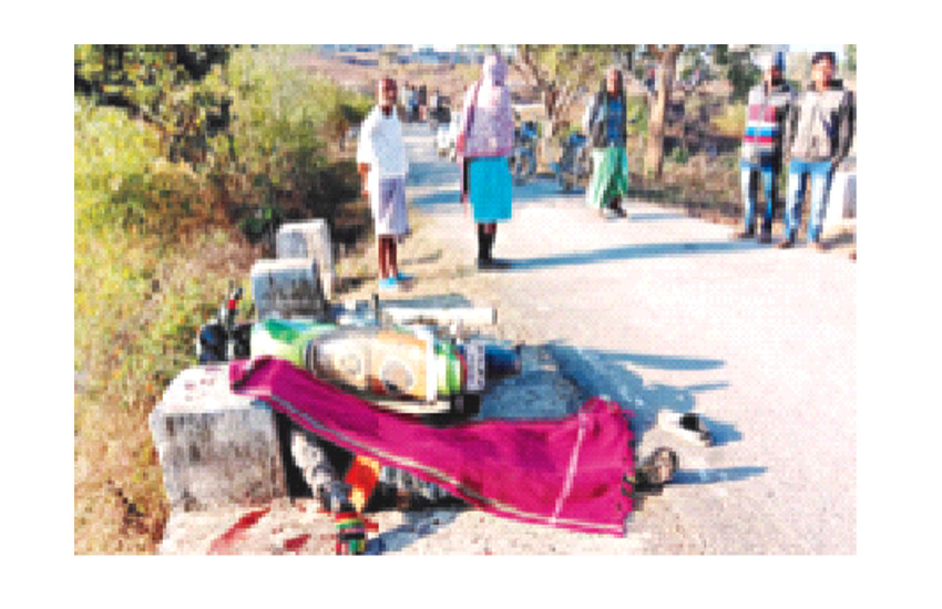 सड़क किनारे खून से सनी मिली युवक की लाश, जांच में जुटी पुलिस, इलाके में मचा हड़कंप