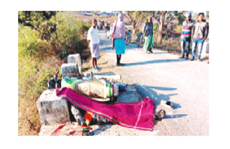 सड़क किनारे खून से सनी मिली युवक की लाश, जांच में जुटी पुलिस, इलाके में मचा हड़कंप