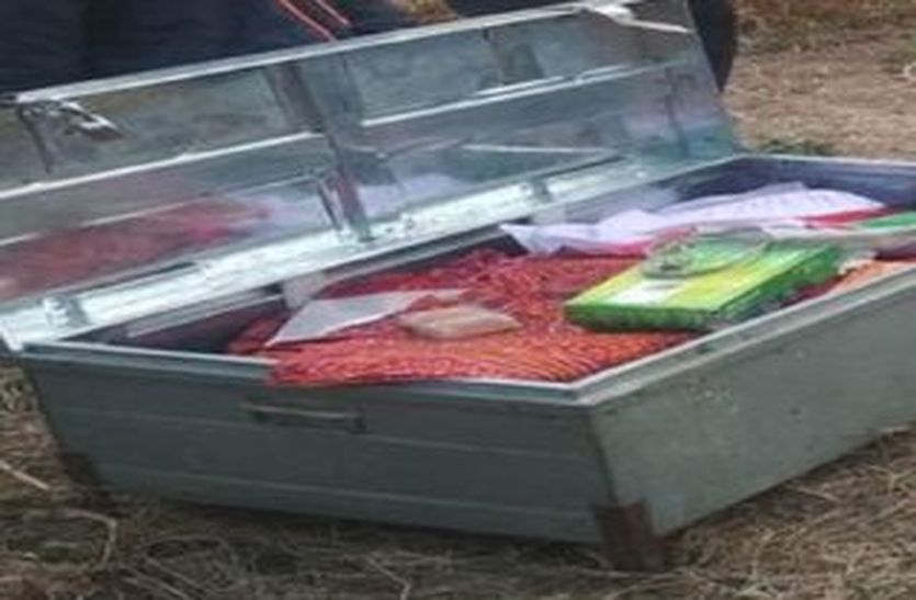 Crime News: परिवार सोते रहे, चोर बक्से ही उठाकर ले गए खेतों में