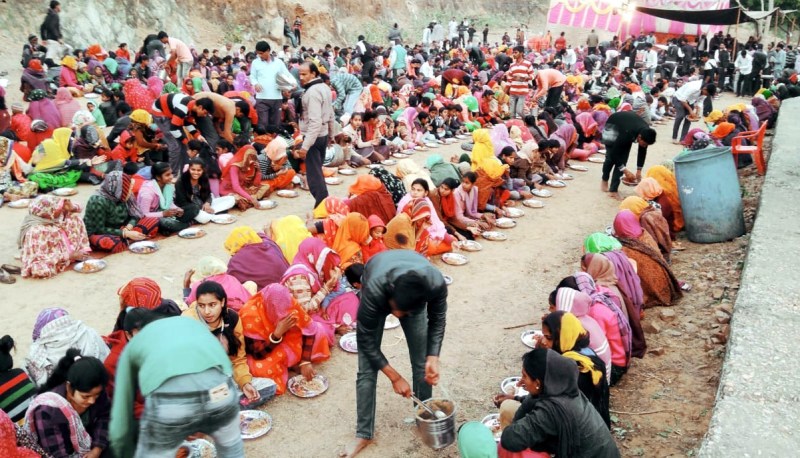 20 मण आटा की पूरी, 15 मण सूजी का हलवा, 11 मण दाल के पकौड़े की बनाई प्रसादी