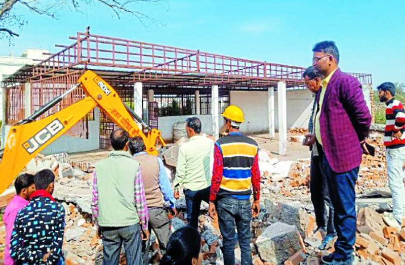 कार्यकाल खत्म होते ही भाजपा नगर परिषद अध्यक्ष के मैरिज गार्डन पर कार्रवाई, पक्के भवन भी तोड़े