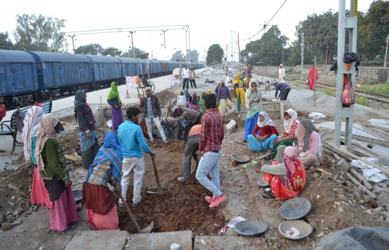 रेलवे स्टेशन का प्लेटफार्म हो रहा हाई स्टेंर्ड