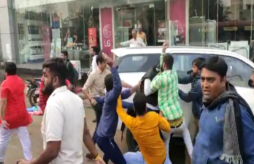 Ahmedabad News एबीवीपी कार्यालय पर प्रदर्शन को पहुंचे एनएसयूआई के छात्रों से भिड़ंत