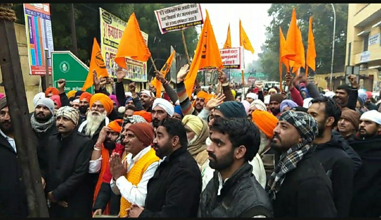 पाकिस्तान के ननकाना साहिब में हुए हमले के विरोध में कलक्टे्रट पर किया प्रदर्शन, पीएम के नाम सौंपा ज्ञापन