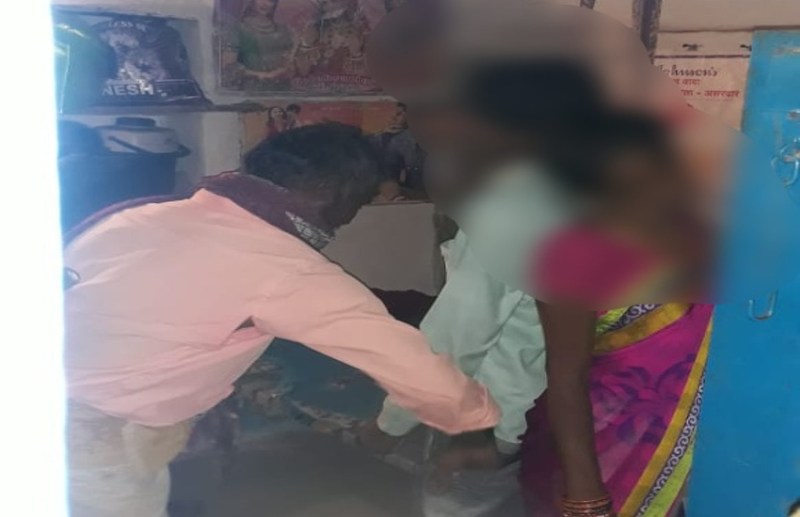 बार- बार खटखटाने के बाद भी नहीं खुला गेट, जब पड़ोसियों ने जाकर देखा तो कमरे में लटक रही थी नवविवाहित दंपति की लाश