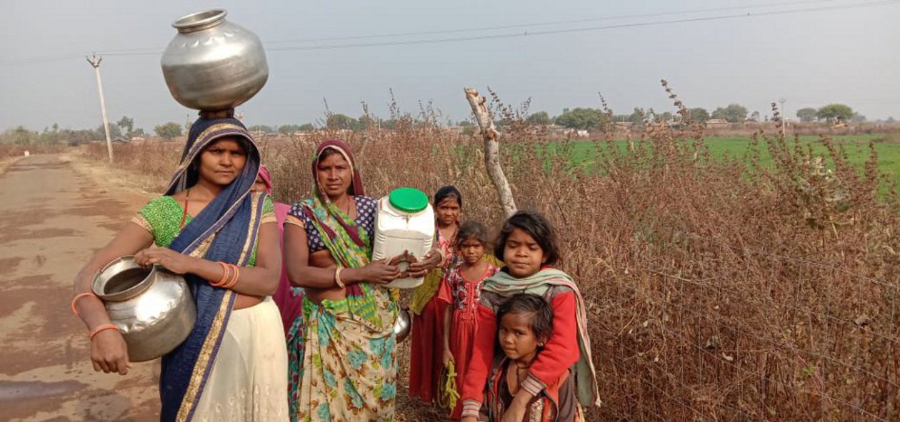 तीन गांव के आदिवासी परिवार गड्ढों का पानी पीने को मजबूर