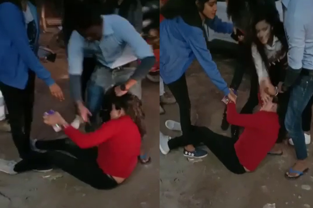 Girl Fighting on Road Live Video Viral Patrika News