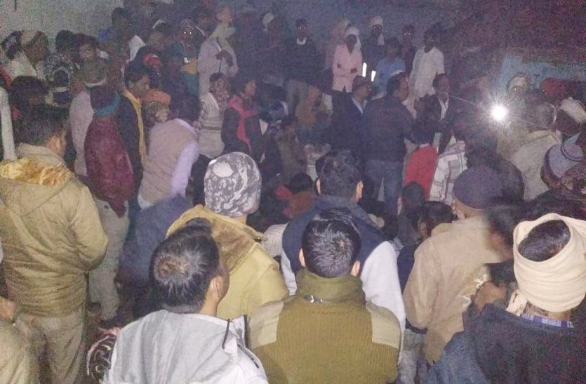 कार में रखकर जंगल में फेंकने जा रहे थे छात्र की लाश, ग्रामीणों की पड़ी नजर तो हुआ बड़ा खुलासा, देखें वीडियो
