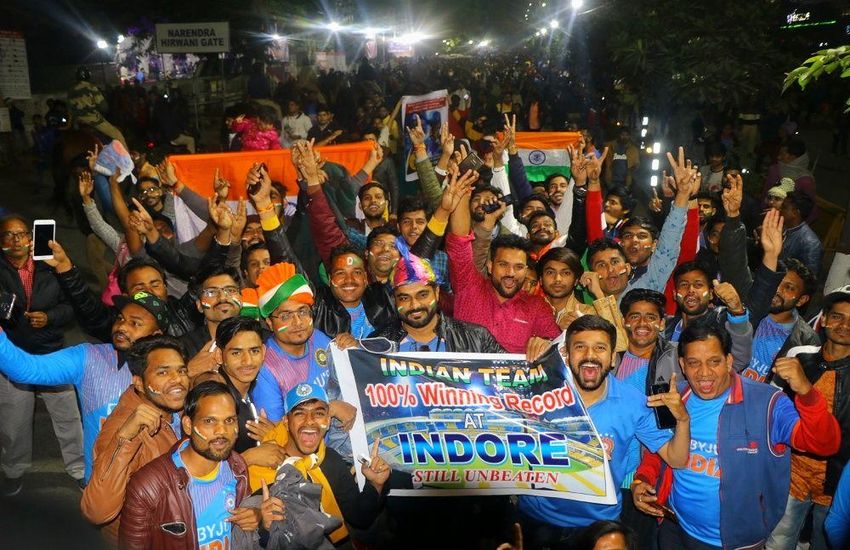 लक्की होलकर में अजेय भारत, कोहली के छक्के से इंडिया ने फिर ढहाई लंका