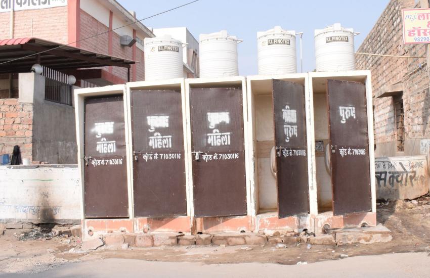 इन पब्लिक टॉयलेट्स की स्थित देख ली तो दौड़ से बाहर हो जाएगा शहर