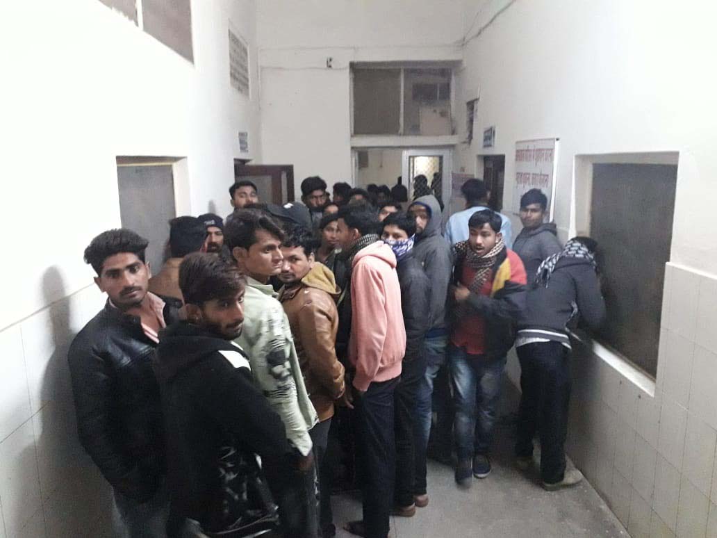 फलोदी में मेले में झूले से युवक की मौत के बाद अस्पताल में एकत्रित लोग ।