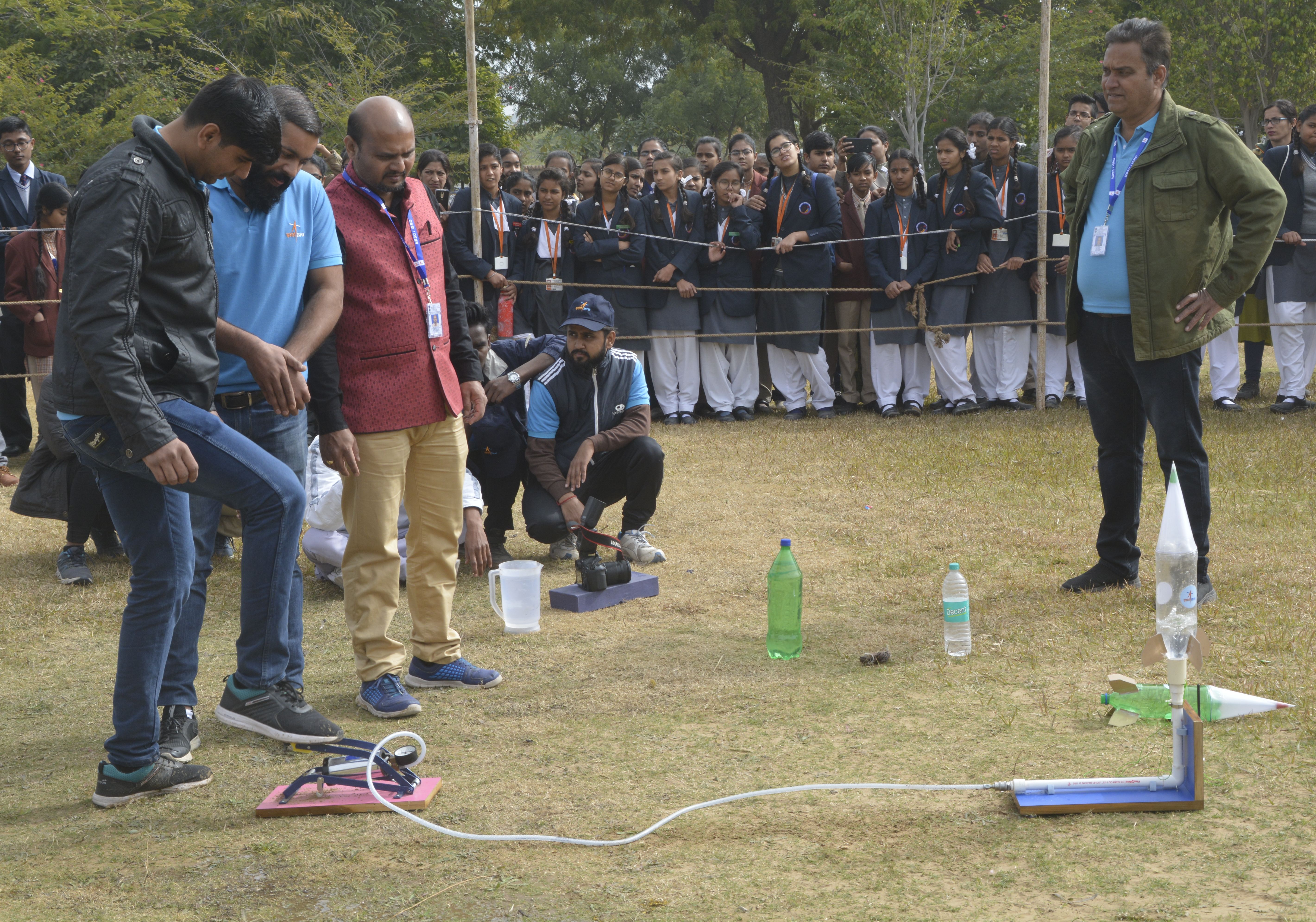 Video: अंतरिक्ष प्रदर्शनी : Students ने लॉन्च किया रॉकेट