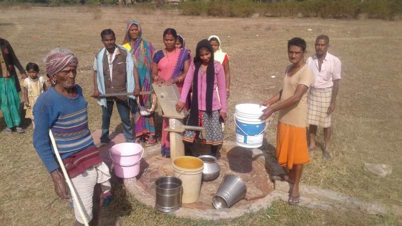 महीने भर से बंद है किकरा माल का हैंडपंप