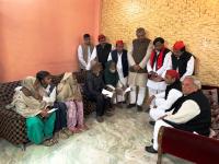 मृतक की मां से बोले अखिलेश, मुझे पता है कि आपका बेटा निर्दोष