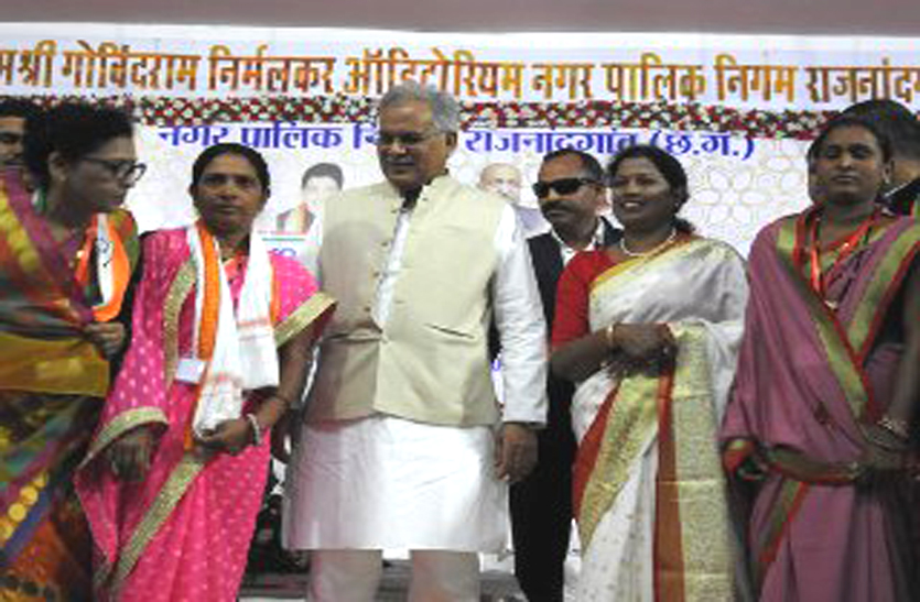 महापौर के शपथ ग्रहण समारोह में CM ने साधा PM मोदी पर जमकर निशाना, सरकारी योजनाएं गिनाते हुए लगाए ठहाके