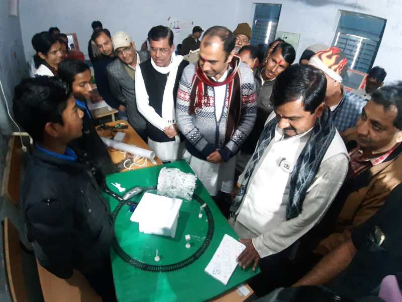 राजगढ़। बच्चों द्वारा बनाए मॉडलों का अवलोकन करते अतिथि।
