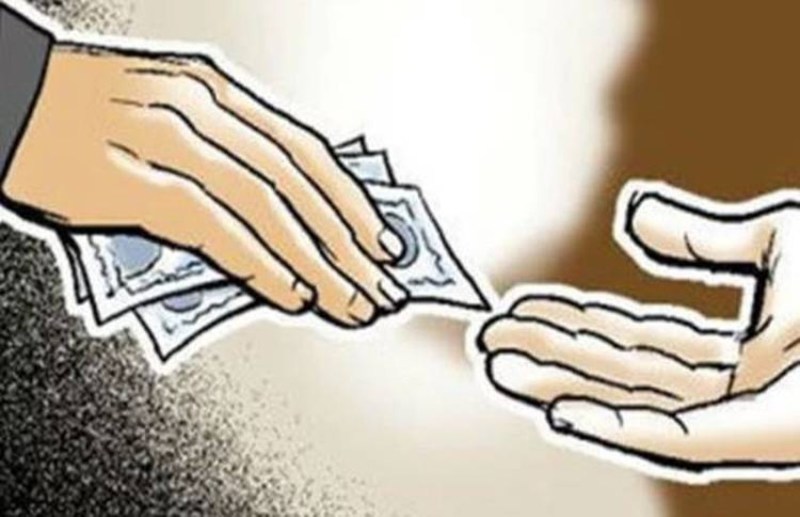 किसान ने घुस मांगने वाले राजस्व निरीक्षक सिखाया सबक, रिश्वत लेते रंगे हाथ गिरफ्तार