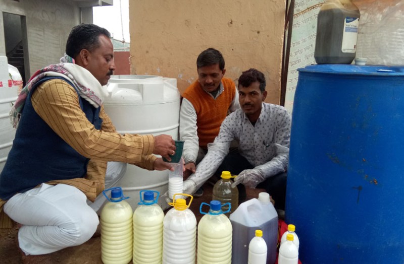 गोमूत्र व नीम के अर्क से बनाया फिनायल, रजिस्टे्रशन के लिए किया आवेदन