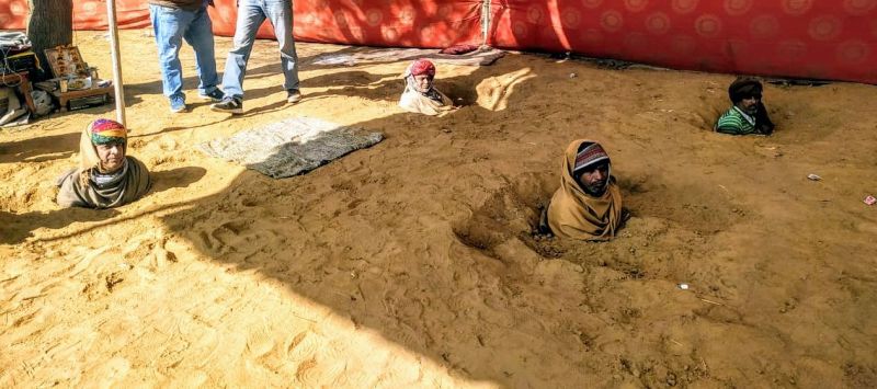 कड़कड़ाती सर्दी में आधे जमीन में खड़े रहकर दिनरात सत्याग्रह कर रहे हैं किसान