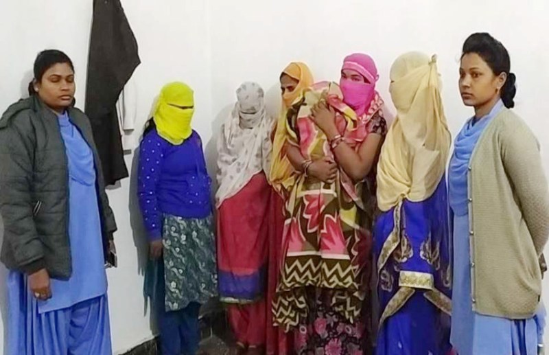 घर में चल रहा था जिस्मफरोशी का धंधा, पुलिस के छापे में संदिग्ध हालत में पकड़ी गई 5 महिलाएं