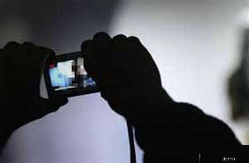 सगाई की रस्मों के बीच अचानक होने वाले पति के Whatsapp पर आया MMS, बोला - ये तो मेरी... फिर जो हुआ..